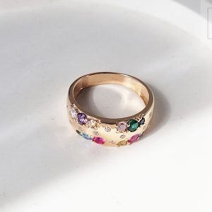 Auksinis žiedas su spalvotais cirkoniais