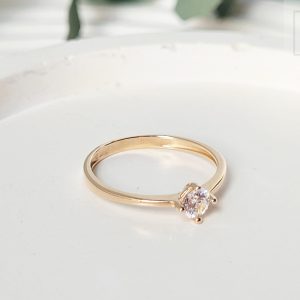 Auksinis žiedas su cirkonio kristalais